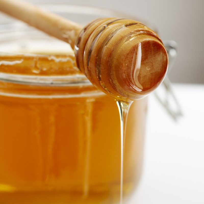 tarro-de-miel-con-cucharon-de-madera